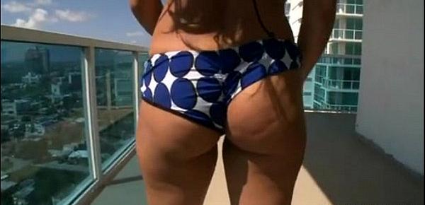  Abella Anderson shows off her Booty